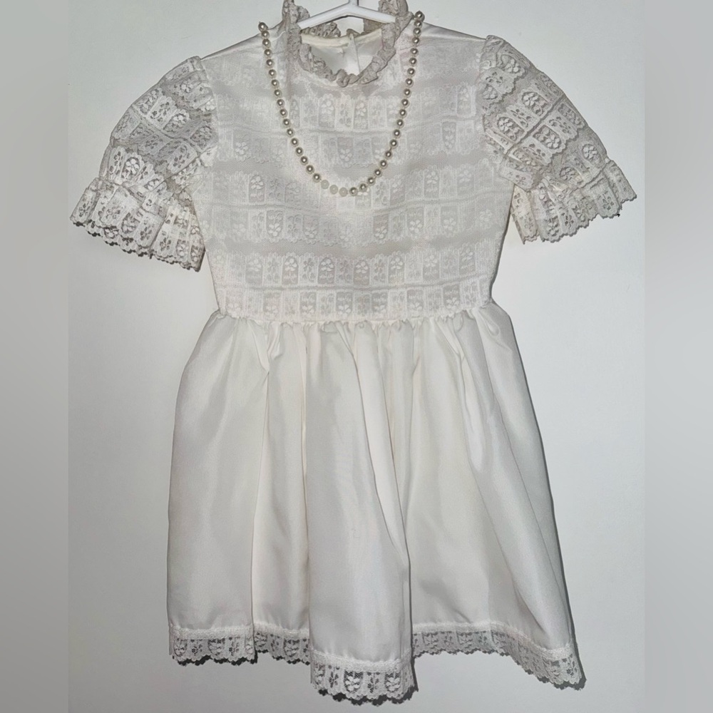 Girls vintage Elegant White Lace Dress with Pearl Necklace size 5